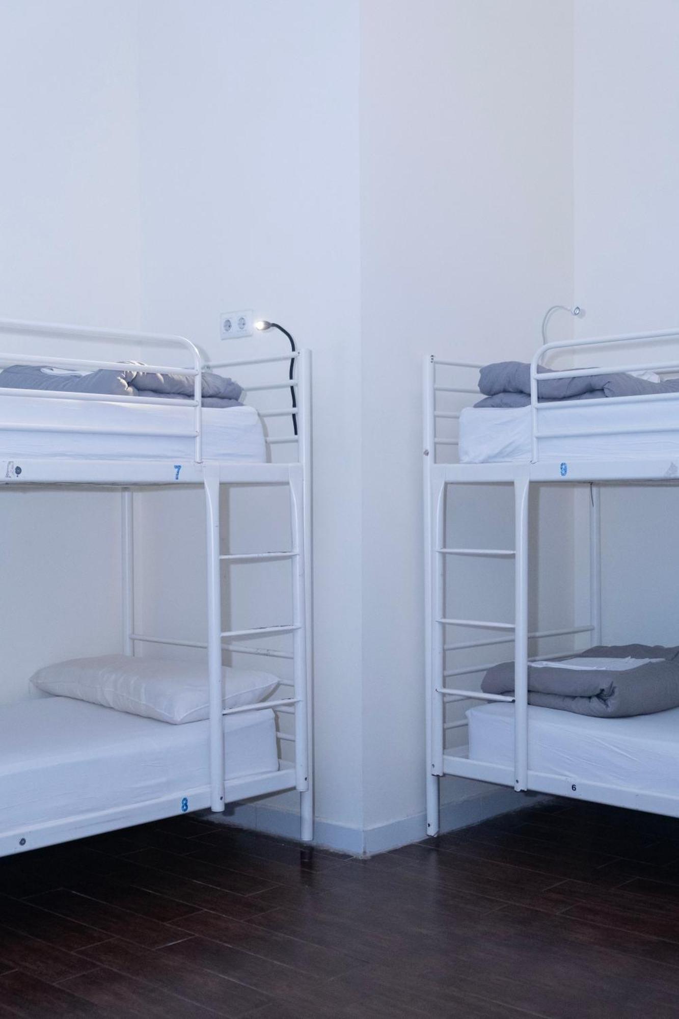Cama individual en dormitorio compartido de 10 camas